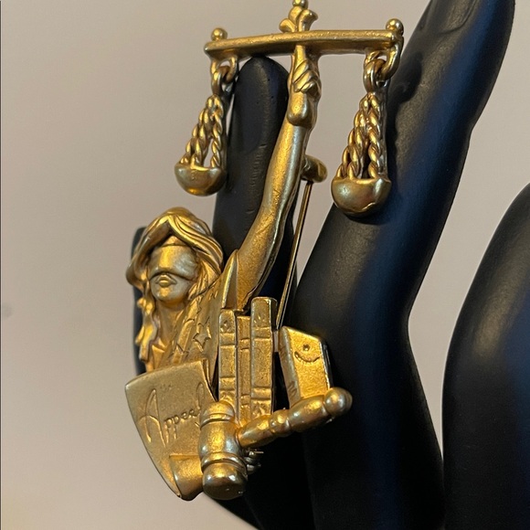 *RARE* AJC Gold-Tone Lady Justice “Appeal” Legal Brooch - Picture 5 of 8